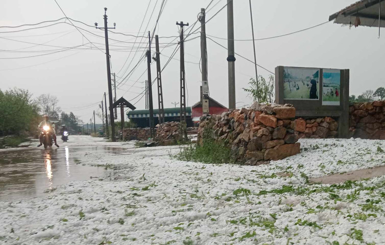 Mưa đá làm thủng mái nhà của một số hộ dân của 2 xã. Mưa đá làm thủng mái nhà của một số hộ dân của 2 xã.