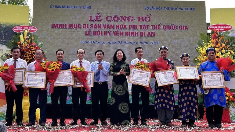 Trao tặng Bằng khen của Chủ tịch Ủy ban nhân dân tỉnh Bình Dương cho các tập thể và cá nhân.