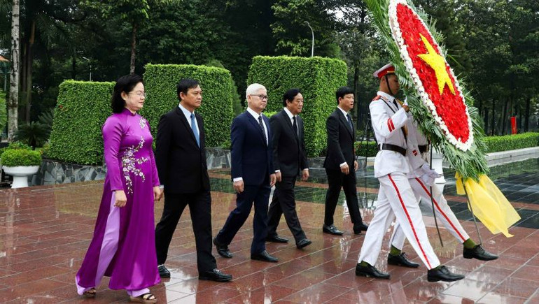 Lãnh đạo tỉnh Bình Dương viếng Nghĩa trang liệt sĩ tỉnh.