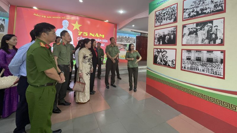 Các đại biểu tham quan khu vực trưng bày hình ảnh về Bác Hồ.