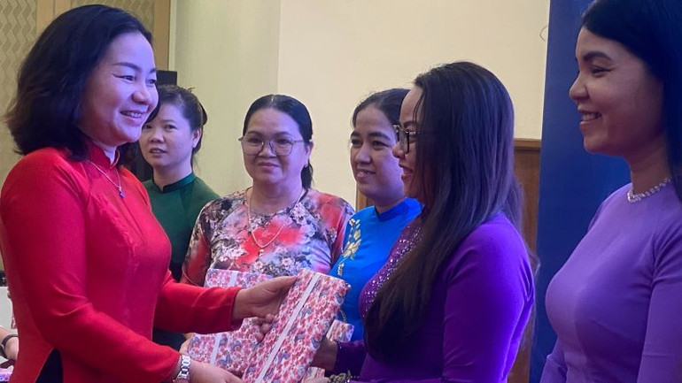 Trưởng Ban Tuyên giáo Tỉnh ủy Bình Dương Trương Thị Bích Hạnh trao tặng quà cho các cá nhân, tập thể có thành tích xuất sắc thực hiện cuộc vận động “Đẩy mạnh học tập và làm theo tư tưởng, đạo đức, phong cách Hồ Chí Minh”.