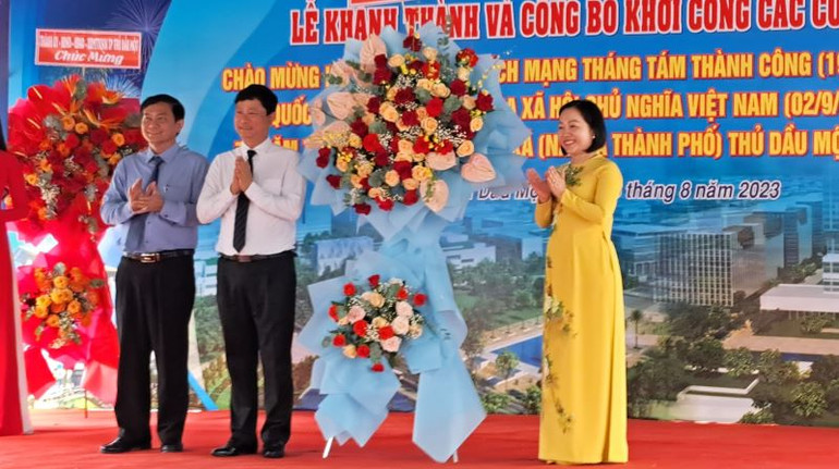 Lãnh đạo tỉnh Bình Dương trao tặng hoa chúc mừng lễ khánh thành và khởi công các công trình.