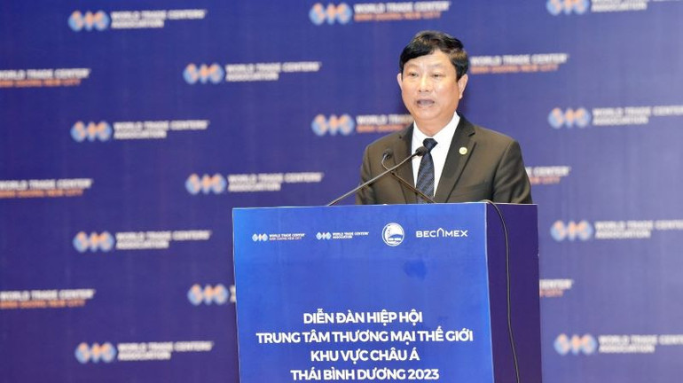 Chủ tịch Ủy ban nhân dân tỉnh Bình Dương Võ Văn Minh phát biểu ý kiến tại diễn đàn.