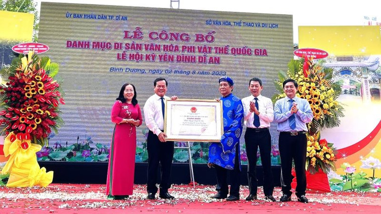 Trao Chứng nhận "Lễ hội Kỳ yên Đình Dĩ An thuộc danh mục Di sản văn hóa phi vật thể quốc gia" cho địa phương và Ban Quản lý Đình Dĩ An.