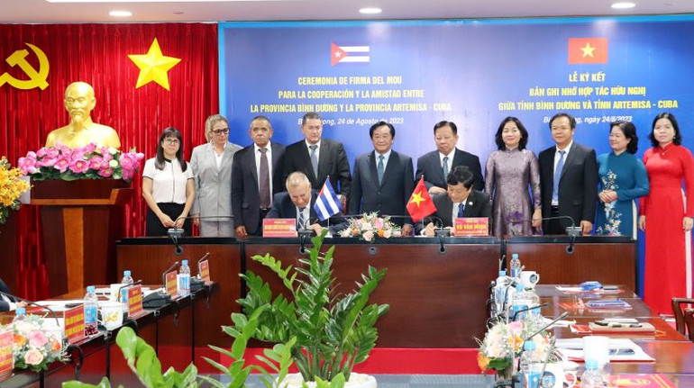 Lãnh đạo Ủy ban nhân dân tỉnh Bình Dương và lãnh đạo Chính quyền tỉnh Artemisa ký kết bản ghi nhớ.