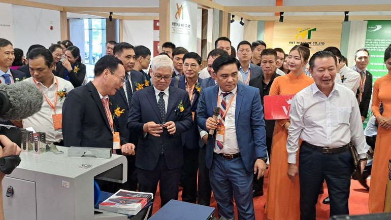 Các đại biểu tham quan các gian hàng trưng bày tại hội chợ.