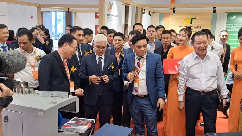 Các đại biểu tham quan các gian hàng trưng bày tại hội chợ.