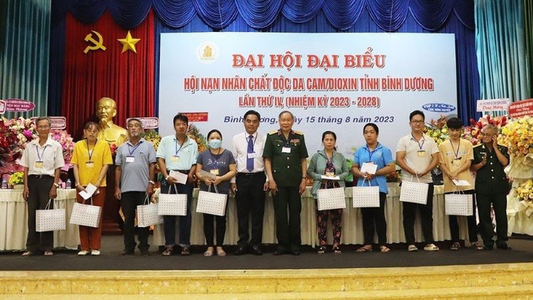 Lãnh đạo Trung ương Hội và lãnh đạo tỉnh Bình Dương trao tặng quà cho nạn nhân chất độc da cam.