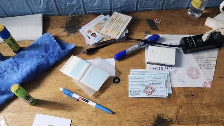 Tang vật giấy tờ giả do đối tượng Nguyễn Văn Chiều làm.