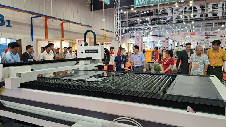 Các gian hàng trưng bày của doanh nghiệp trong và ngoài nước tại hội chợ.