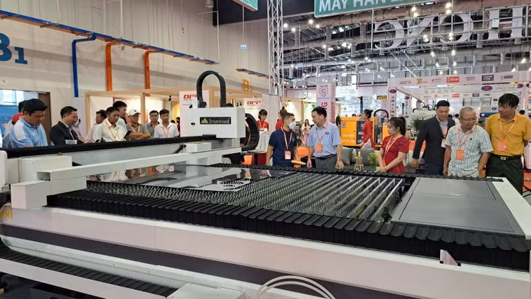 Các gian hàng trưng bày của doanh nghiệp trong và ngoài nước tại hội chợ.