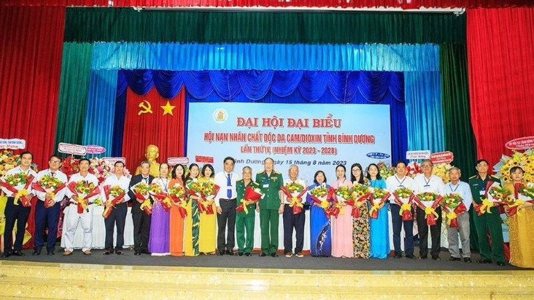 Lãnh đạo Trung ương Hội và là lãnh đạo tỉnh Bình Dương trao tặng hoa chúc mừng Ban Chấp Hội Nạn nhân chất độc da cam/dioxin tỉnh Bình Dương nhiệm kỳ mới.