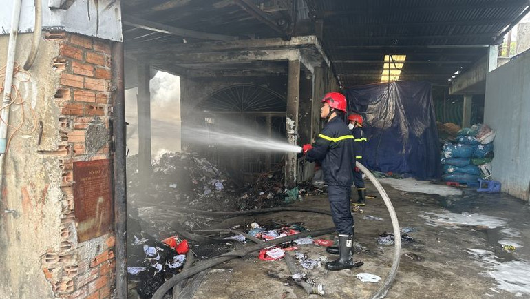 Cảnh sát phòng cháy, chữa cháy đang khống chế vụ cháy.