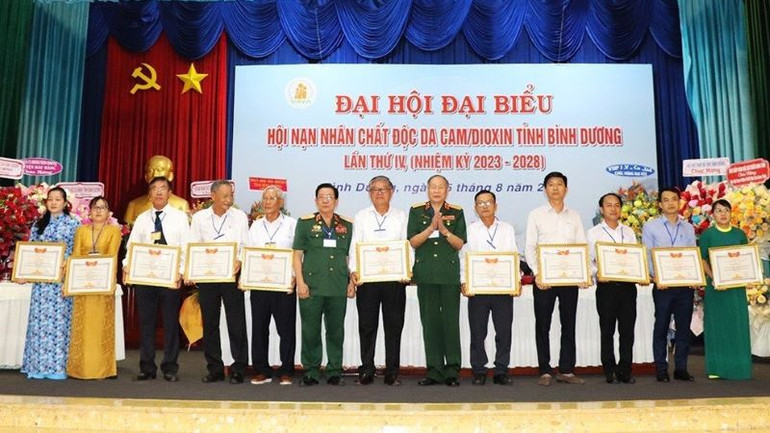 Trao tặng Bằng khen của Trung ương Hội cho các tập thể, cá nhân.