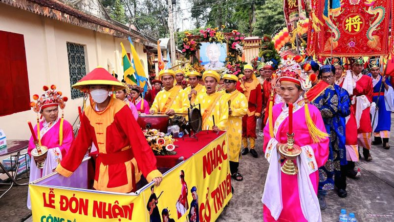 Tái hiện nghi thức Nghinh sắc thần của “Lễ hội Kỳ yên Đình Dĩ An”.