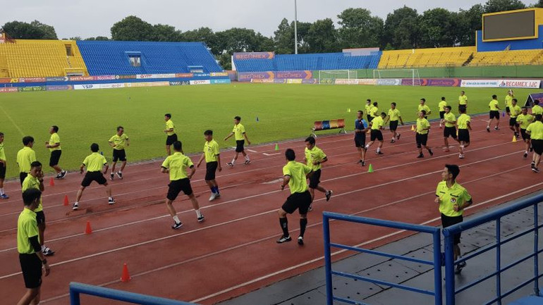 Giảng viên hướng dẫn các học phần thực hành cho các học viên.