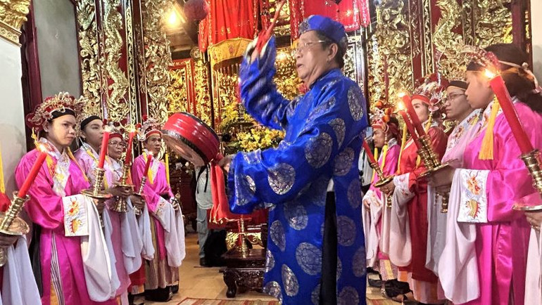 Tái hiện nghi thức Nghinh sắc thần của “Lễ hội Kỳ yên Đình Dĩ An”.