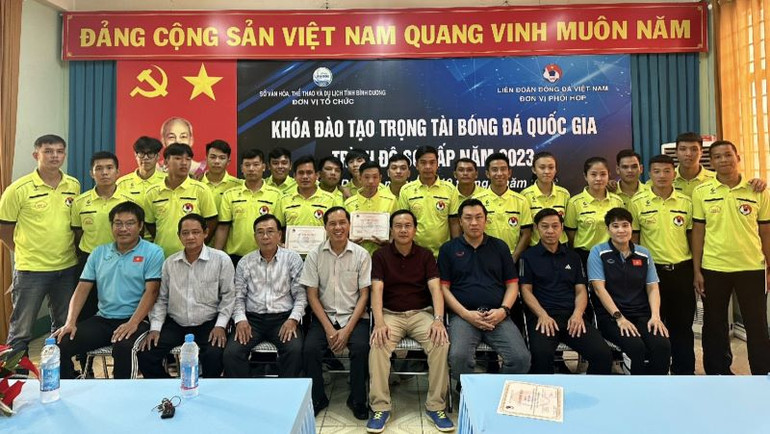 Các học viên chụp hình lưu niệm cùng các đại biểu tại lễ bế giảng khóa đào tạo.