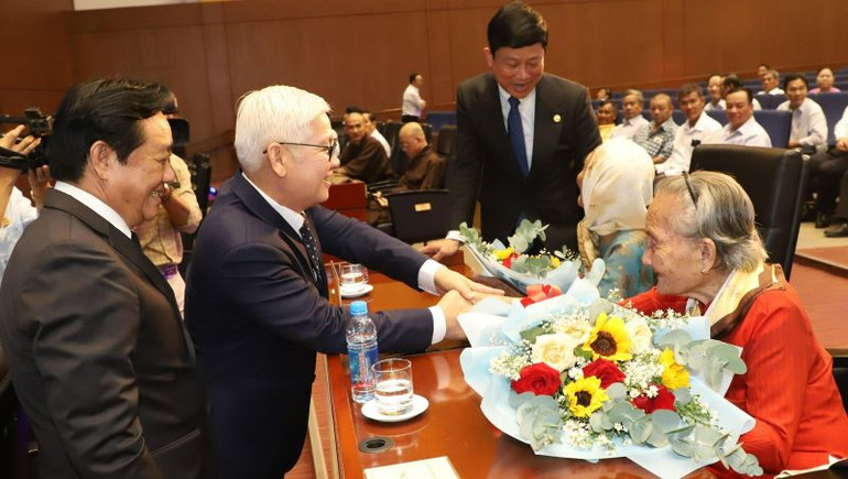 Lãnh đạo tỉnh Bình Dương trao tặng hoa tri ân Mẹ Việt Nam Anh hùng.