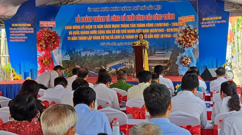 Chủ tịch Ủy ban nhân dân thành phố Thủ Dầu Một Nguyễn Thu Cúc phát biểu ý kiến tại buổi lễ.