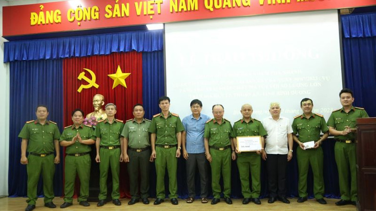 Lãnh đạo Công an tỉnh Bình Dương biểu dương và trao thưởng cho Ban chuyên án truy xét, bắt giữ nhanh 2 đối tượng có hành vi giết người, cướp tài sản.