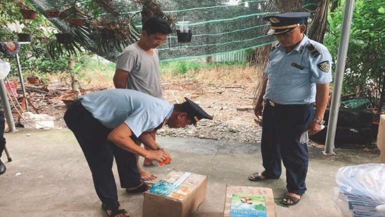 Đội Quản lý thị trường số 5 niêm phong hàng hóa là sách giả. (Ảnh: Cục Quản lý thị trường Bình Dương)
