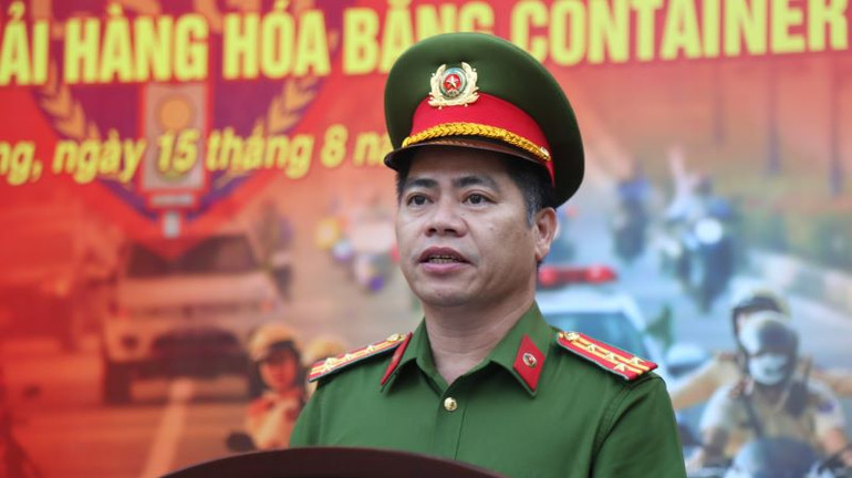 Đại tá Ngô Xuân Phú, Phó Giám đốc Công an tỉnh Bình Dương phát biểu ý kiến tại lễ ra quân tổng kiểm soát. Đại tá Ngô Xuân Phú, Phó Giám đốc Công an tỉnh Bình Dương phát biểu ý kiến tại lễ ra quân tổng kiểm soát.