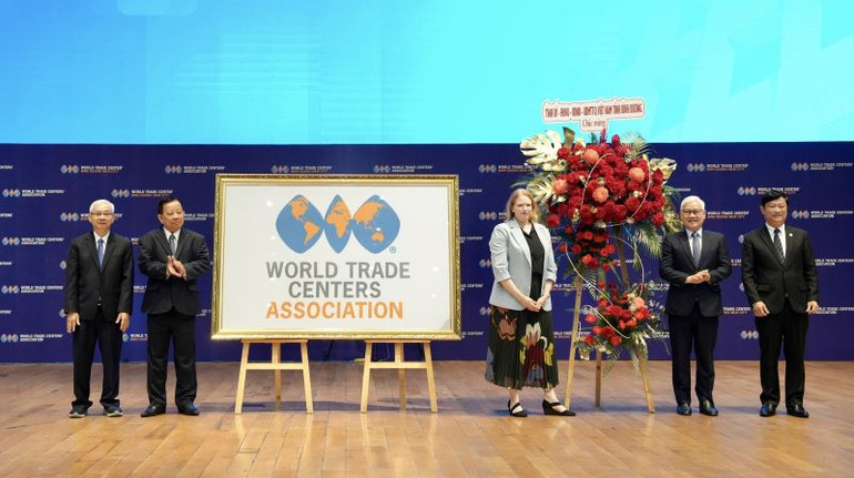 Lãnh đạo tỉnh Bình Dương cùng lãnh đạo Tổng công ty Becamex IDC trao tặng hoa cho đại diện Hiệp hội Trung tâm thương mại thế giới.