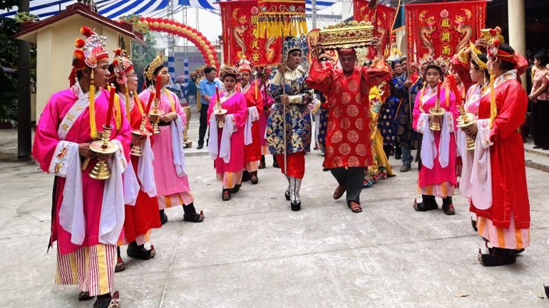 Tái hiện nghi thức Nghinh sắc thần của “Lễ hội Kỳ yên Đình Dĩ An”.