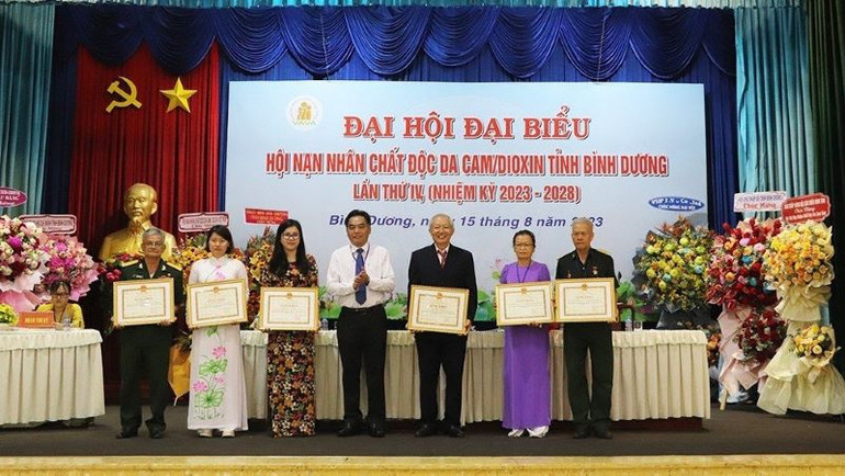 Trao tặng Bằng khen của Chủ tịch Ủy ban nhân dân tỉnh Bình Dương cho các tập thể, cá nhân.