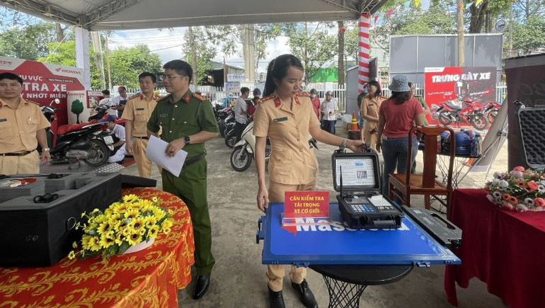 Khu vực trưng bày các phương tiện liên quan an toàn giao thông đường bộ.