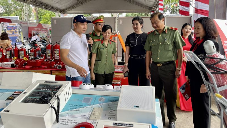 Các đại biểu tham quan khu vực trưng bày các kỹ năng, thiết bị phòng, chống cháy nổ.