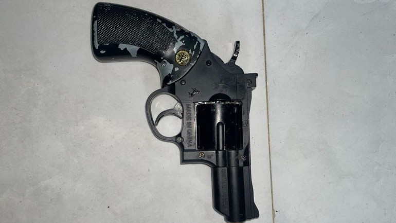 Một khẩu súng và bốn viên đạn trong ổ đạn được thu giữ Một khẩu súng và bốn viên đạn trong ổ đạn được thu giữ