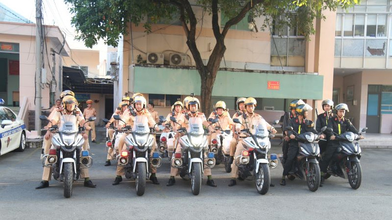 Lực lượng Cảnh sát giao thông phối hợp các đơn vị đồng loạt ra quân tổng kiểm soát. Lực lượng Cảnh sát giao thông phối hợp các đơn vị đồng loạt ra quân tổng kiểm soát.