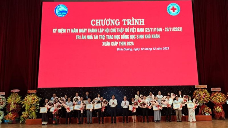 Lãnh đạo tỉnh Bình Dương tri ân và tặng hoa các cá nhân, đơn vị, doanh nghiệp, nhà hảo tâm ủng hộ các hoạt động nhân đạo và chăm lo Tết cho người dân khó khăn dịp Xuân Giáp Thìn 2024.