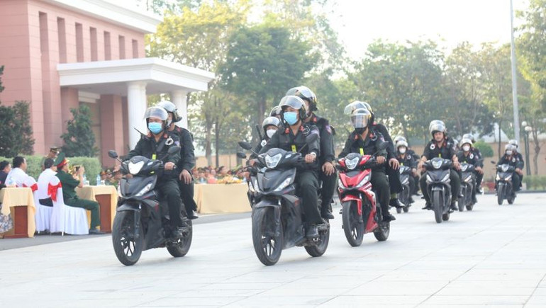 Lực lượng Cảnh sát cơ động Công an tỉnh Bình Dương ra quân cao điểm.