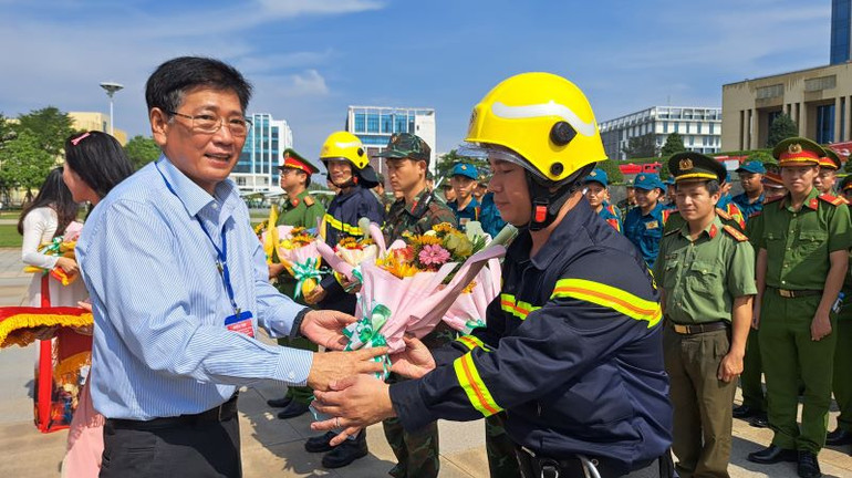 Phó Chủ tịch Thường trực Ủy ban nhân dân tỉnh Bình Dương Mai Hùng Dũng trao tặng hoa cho lực lượng Cảnh sát Phòng cháy chữa cháy và Cứu nạn, cứu hộ Công an tỉnh Bình Dương và các đơn vị.