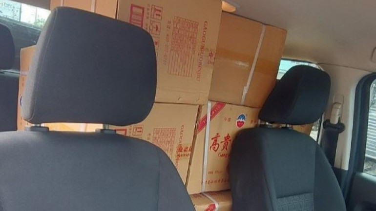 Rượu ngoại nhập không có hóa đơn, chứng từ hợp pháp bên trong ô-tô.