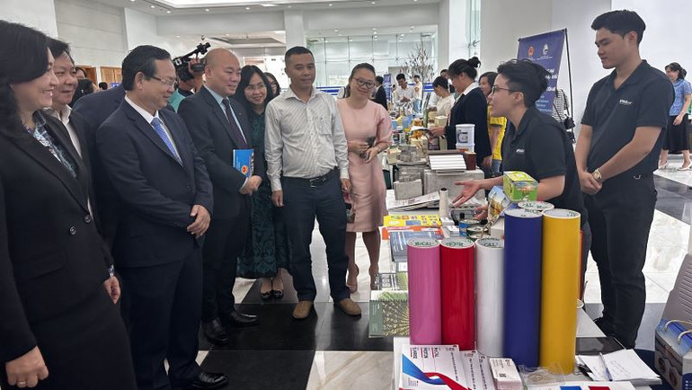 Các đại biểu tham quan khu trưng bày sản phẩm của các địa phương vùng Đông Nam Bộ.