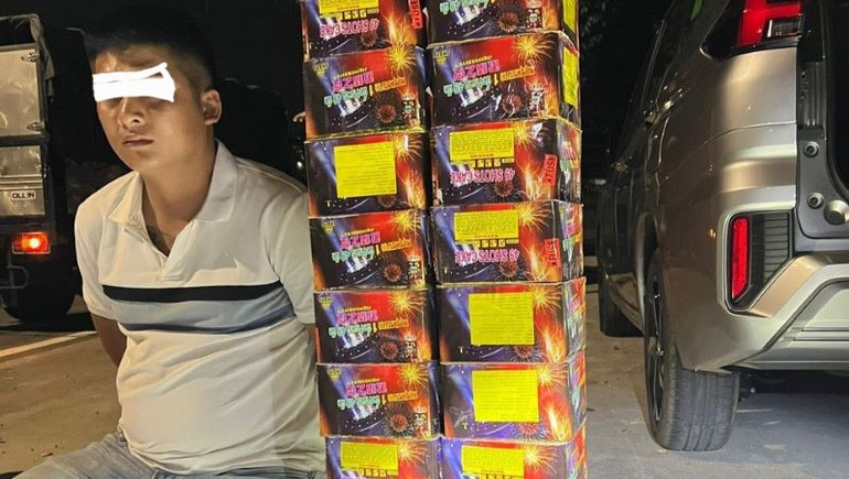 Ông Đ.Q.Q cùng số pháo hoa nổ tang vật và ô-tô vận chuyển.