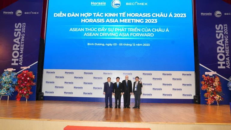 Lãnh đạo tỉnh Bình Dương và lãnh đạo Tổng Công ty Becamex IDC nhận danh hiệu Top 1 Cộng đồng Thông minh thế giới ICF 2023 từ đại diện Cộng đồng Thông minh thế giới ICF.