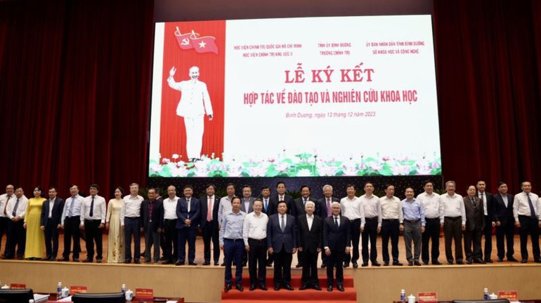 Các đại biểu dự hội thảo chụp hình lưu niệm tại lễ ký kết về Hợp tác đào tạo và nghiên cứu khoa học giữa các đơn vị. Các đại biểu dự hội thảo chụp hình lưu niệm tại lễ ký kết về Hợp tác đào tạo và nghiên cứu khoa học giữa các đơn vị.