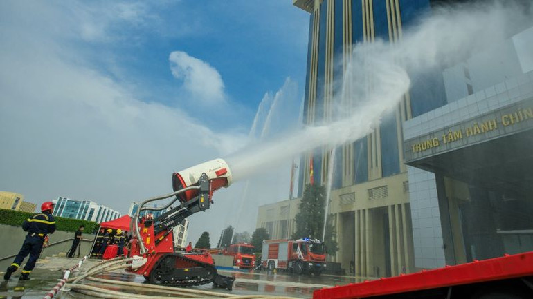 Các phương tiện chữa cháy nhanh chóng được đưa đến hiện trường tại buổi diễn tập.