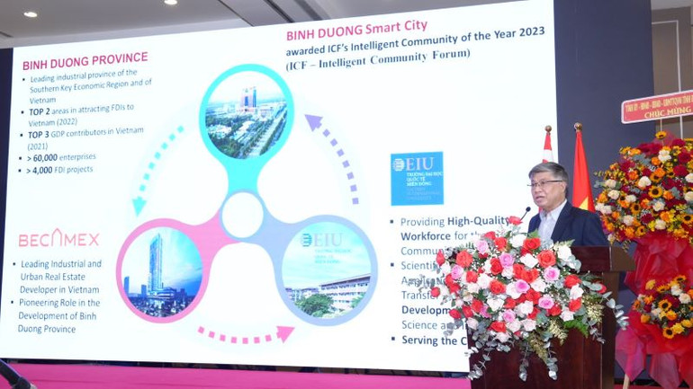 Giới thiệu Trung tâm Đổi mới sáng tạo Việt Nam-Singapore tại chương trình.