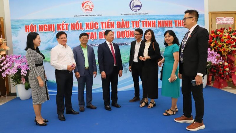 Lãnh đạo tỉnh Ninh Thuận trao đổi với các đại biểu dự hội nghị.