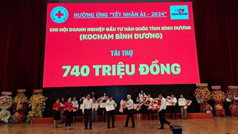 Chi hội doanh nghiệp đầu tư Hàn Quốc tại Bình Dương ủng hộ các hoạt động nhân đạo và chăm lo Tết cho người dân khó khăn dịp Xuân Giáp Thìn 2024.