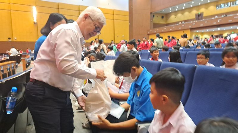 Bí thư Tỉnh ủy Bình Dương Nguyễn Văn Lợi trao tặng quà cho học sinh có hoàn cảnh khó khăn.