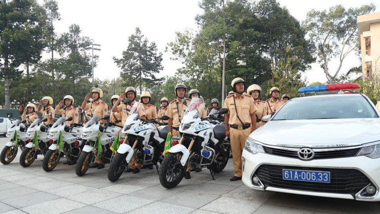 Lực lượng Cảnh sát giao thông Công an tỉnh Bình Dương ra quân cao điểm.