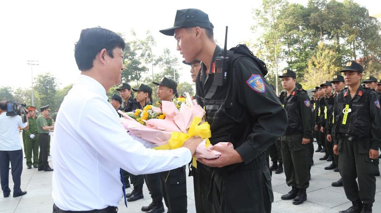 Chủ tịch Ủy ban nhân dân tỉnh Bình Dương Võ Văn Minh trao tặng hoa cho các đơn vị.