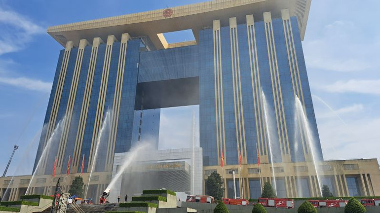 Lực lượng Phòng cháy chữa cháy và cứu nạn, cứu hộ Công an tỉnh Bình Dương tiến hành các phương án chữa cháy tại buổi diễn tập.